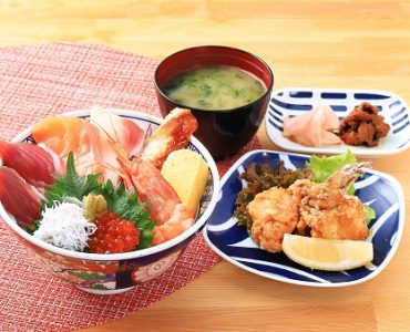 【海鮮丼とふぐ竜田3品セット】<br />
鮮魚たっぷりの海鮮丼、<br />
ジューシーなふぐ竜田の贅沢セット<br />
1,606円(税込)